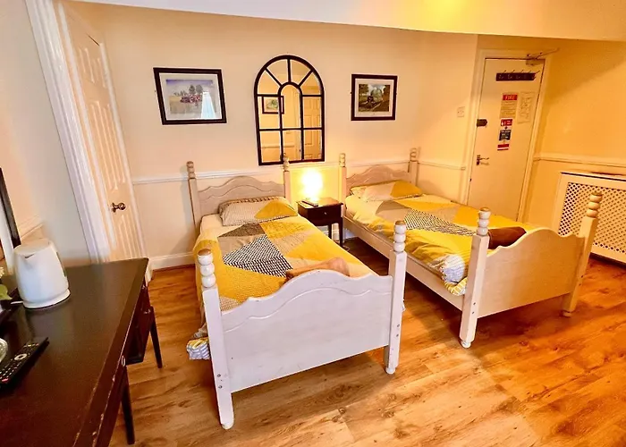 Castle Lodge Guest House 86-88 Sheil Rd L6 3Af