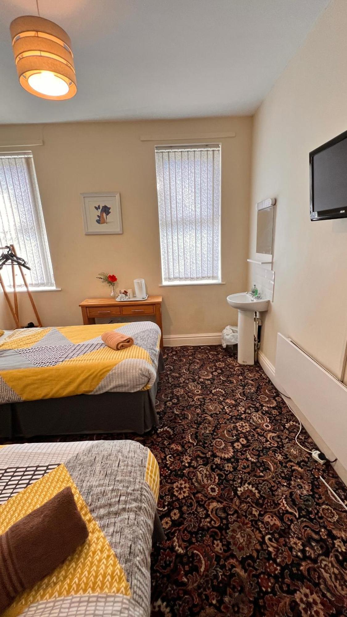 Castle 86-88 Sheil Rd L6 3af Guest house