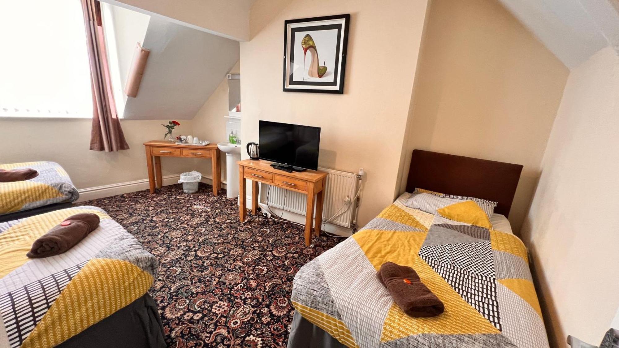 Castle 86-88 Sheil Rd L6 3af Guest house