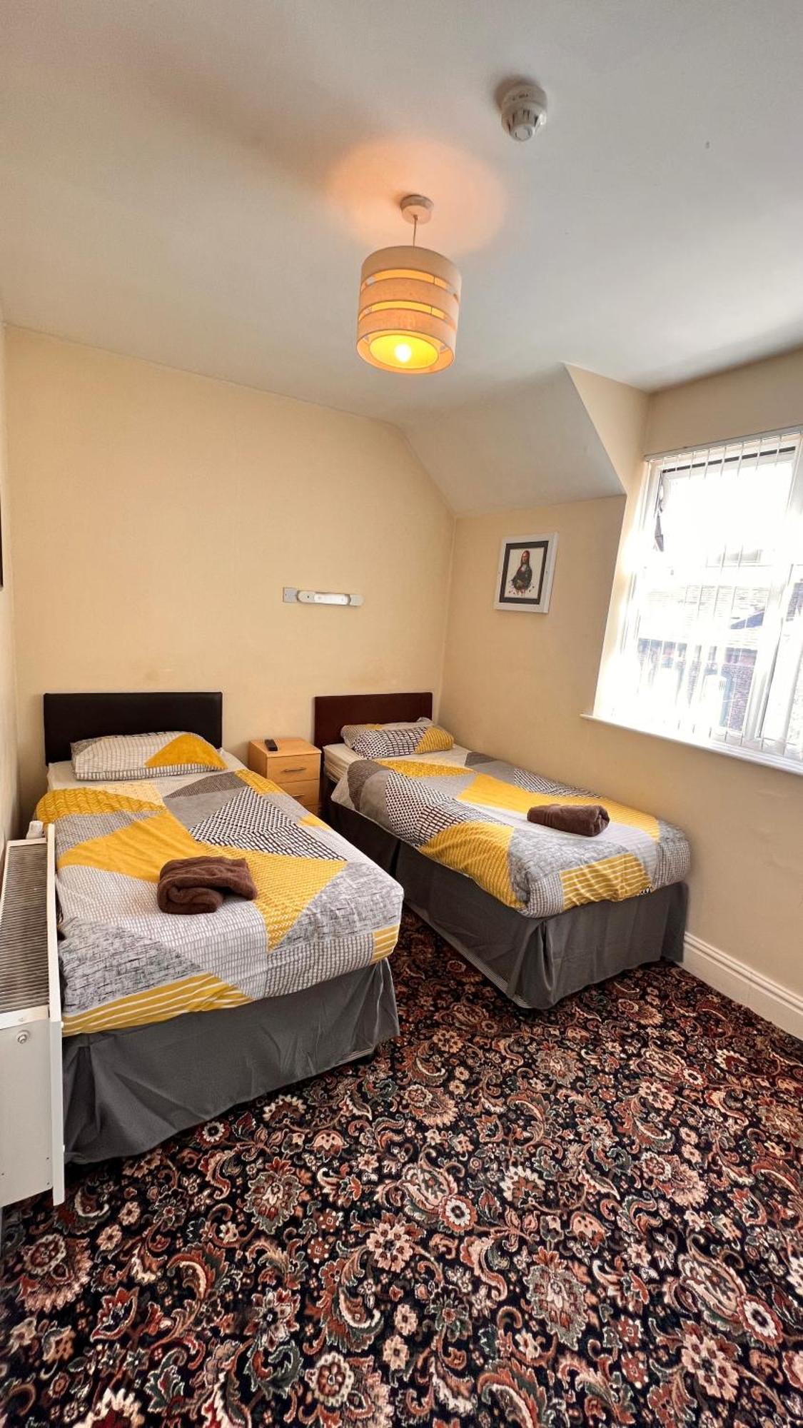 Castle 86-88 Sheil Rd L6 3af Guest house 3*