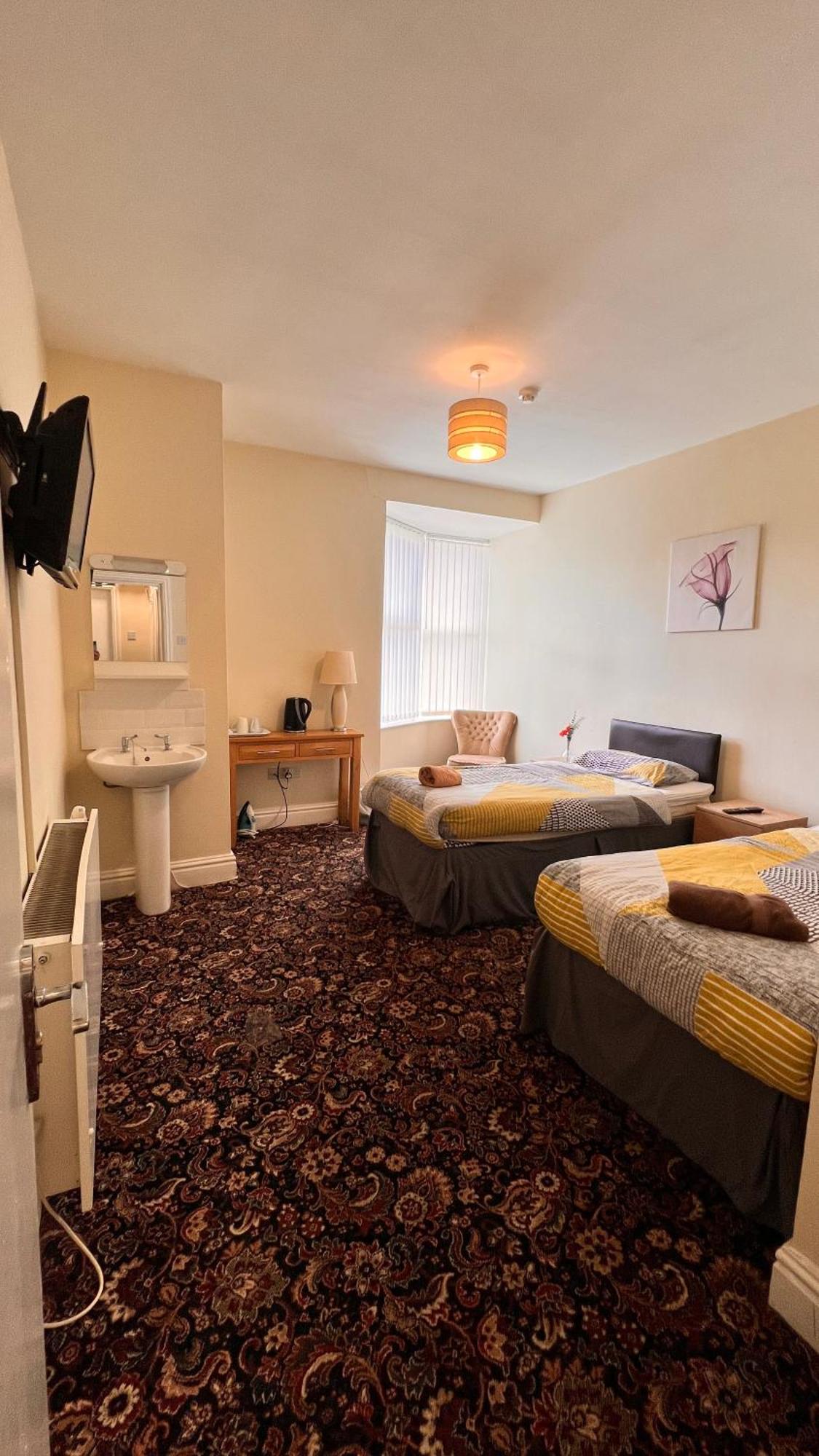 Castle 86-88 Sheil Rd L6 3af Guest house