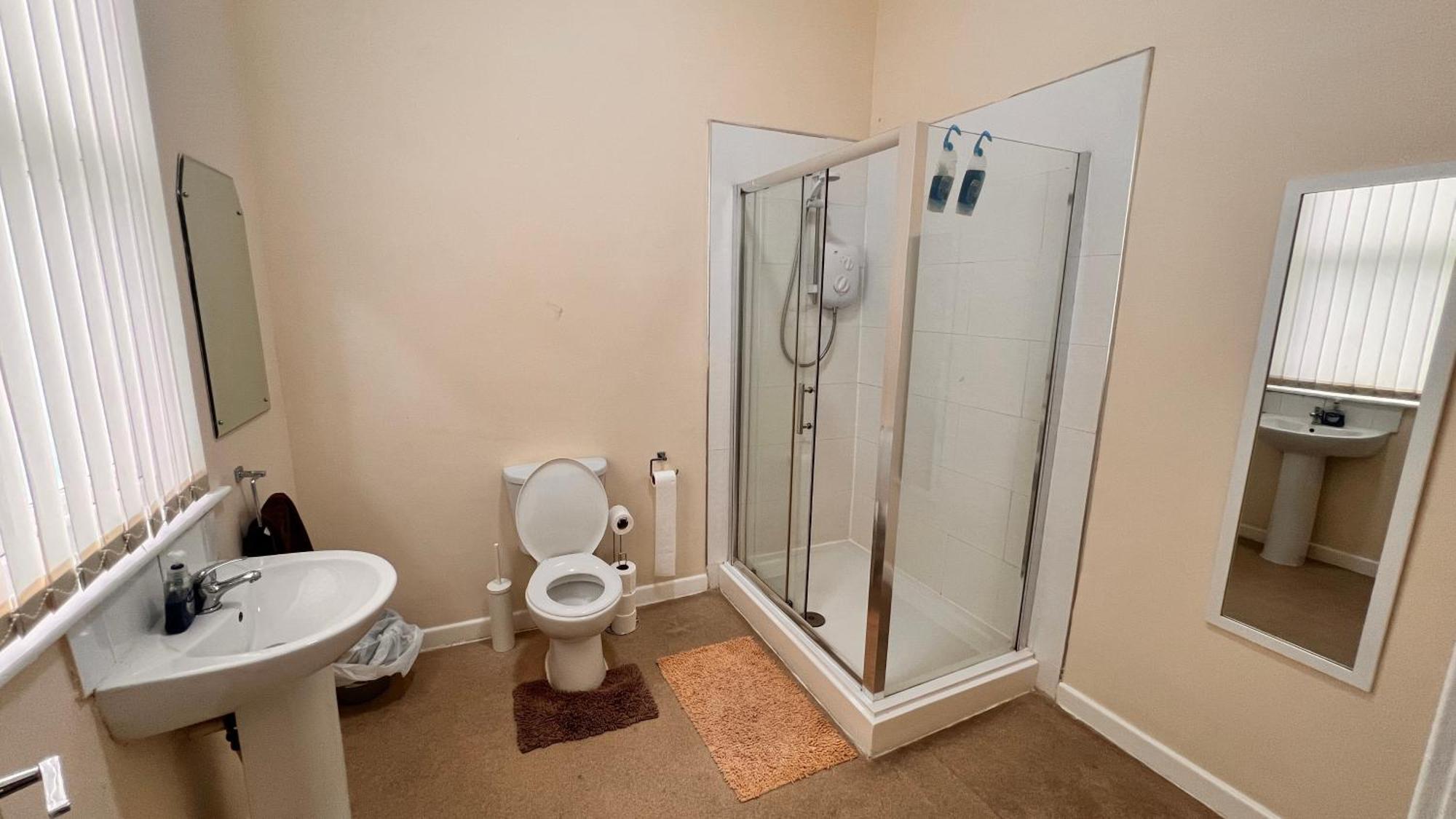 Guest house Castle 86-88 Sheil Rd L6 3af 3*