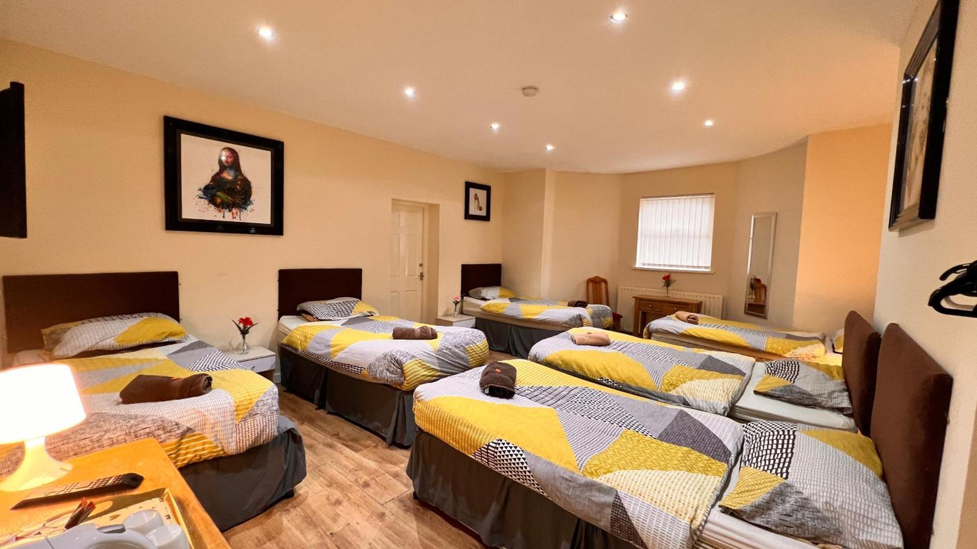 Guest house Castle 86-88 Sheil Rd L6 3af 3*