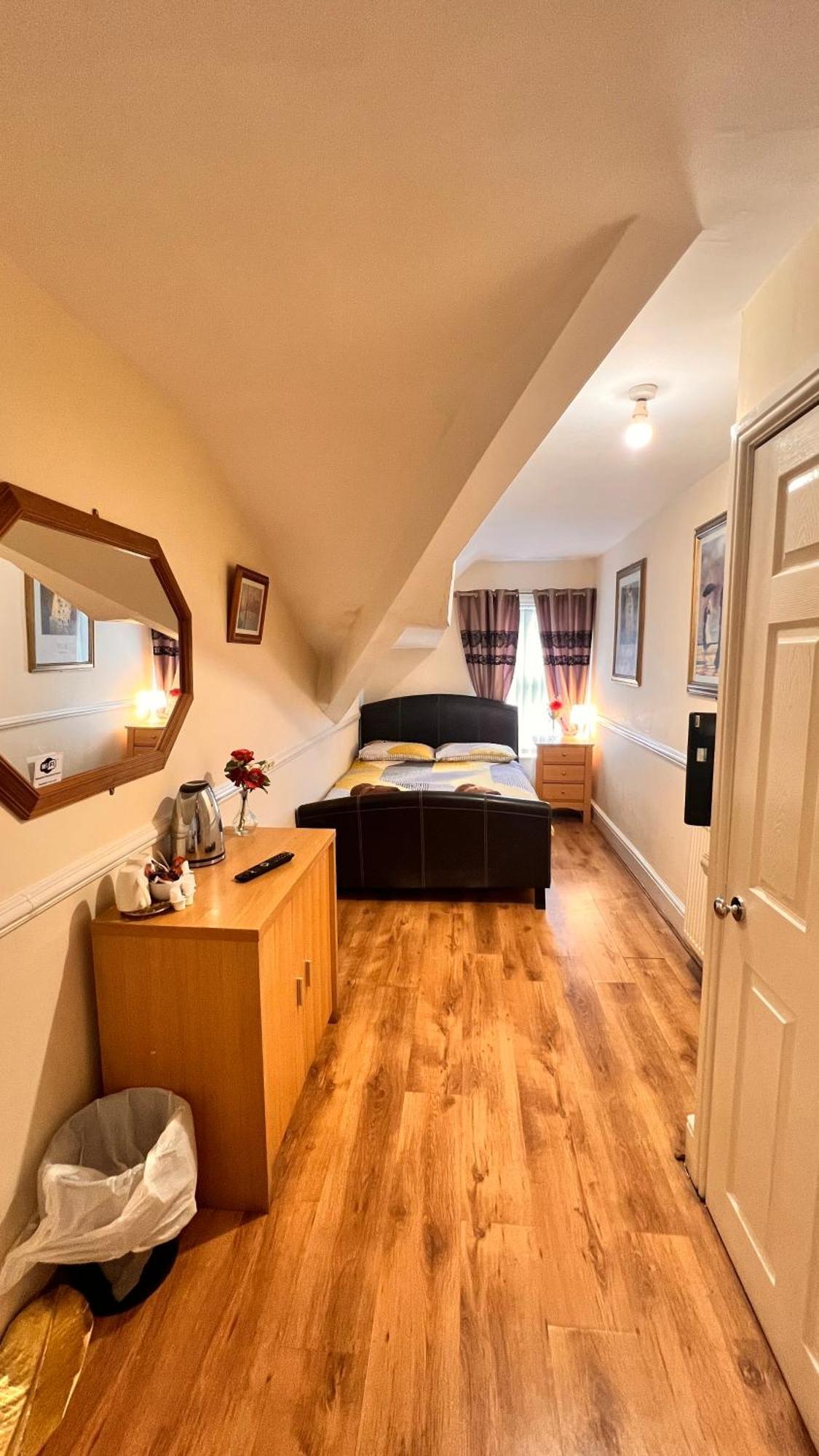 Castle 86-88 Sheil Rd L6 3af Guest house
